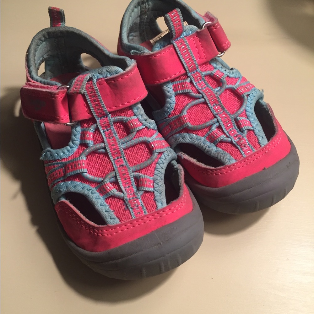 OshKosh Toddler Girl Sandals/Water Shoes Size 7